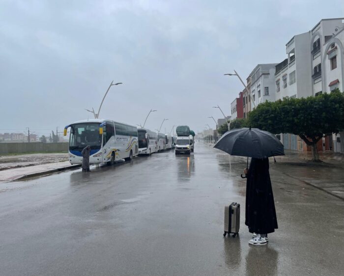 Les autorités ont évacué les habitants de Ksar El Kébir ce mercredi, vidant la ville en raison d'une alerte rouge météorologique annonçant une crue importante de l'oued Loukkos. Environ 40 000 personnes ont été transférées vers des villes plus sûres de la région de Tanger-Tétouan-Al Hoceïma.